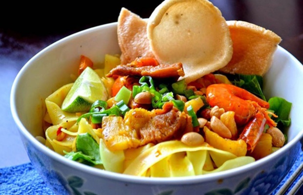 Mì Quảng với sợi mì vàng, topping tôm thịt và rau sống đặc trưng miền Trung