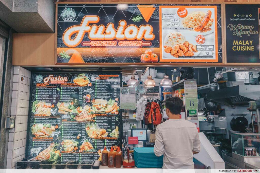 Không gian nhà hàng phương Tây với trang trí sang trọng và ấm cúng