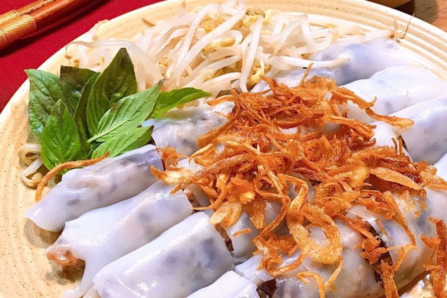 Đĩa bánh cuốn mỏng tang nhân thịt mộc nhĩ rắc hành phi