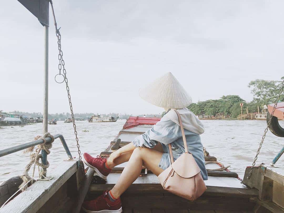 Người dân buôn bán trái cây tươi ngon
