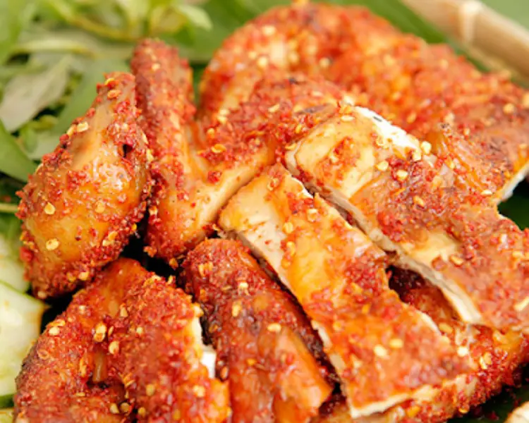 Gà nướng muối ớt vàng giòn là món ngon Vũng Tàu.