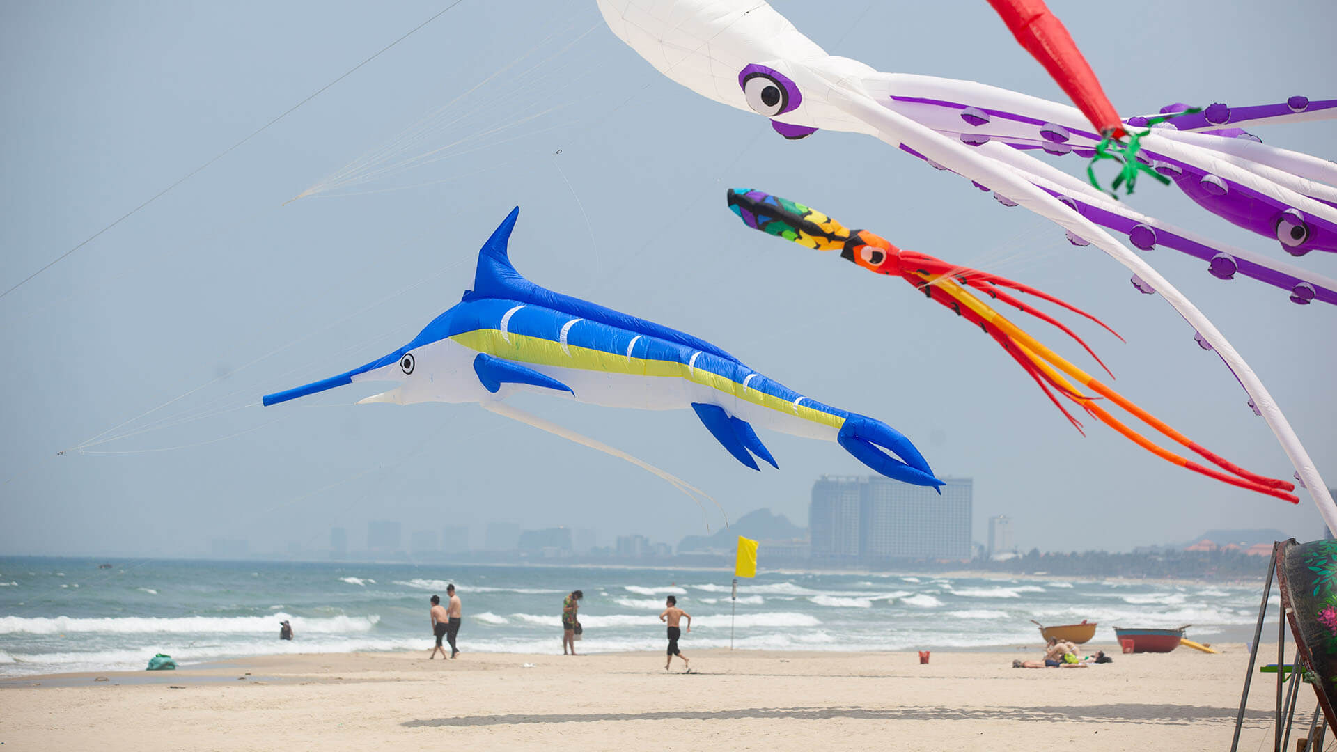 Biển Đà Nẵng rực nắng