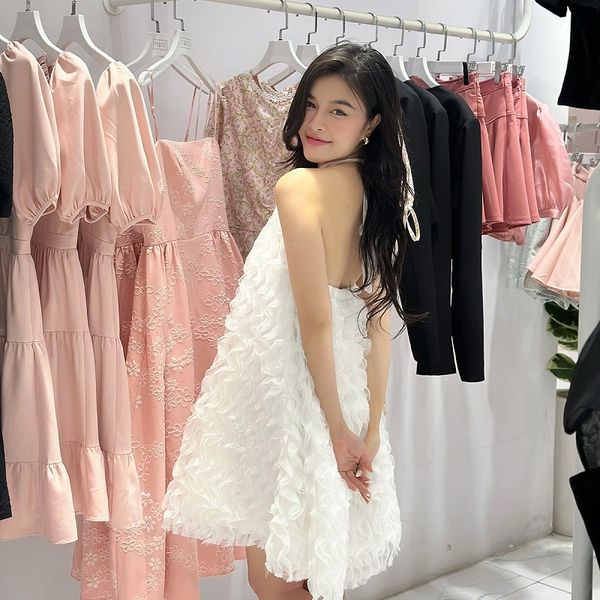 Đầm hở lưng đi biển