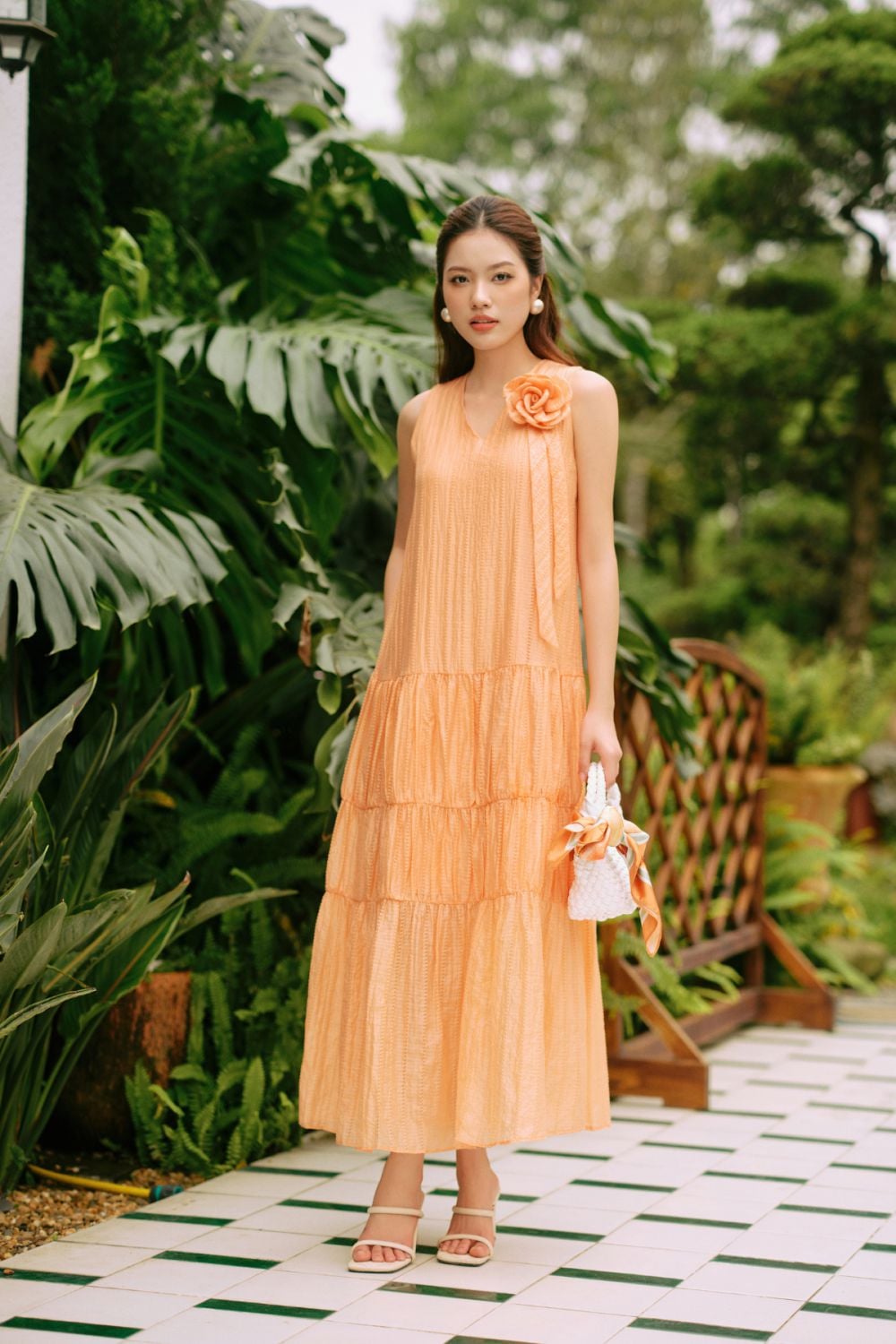 Chọn trang phục đi biển theo chất liệu và phom dáng
