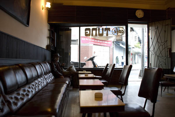 Quán cà phê Tùng với không gian ấm cúng và nhạc cổ điển