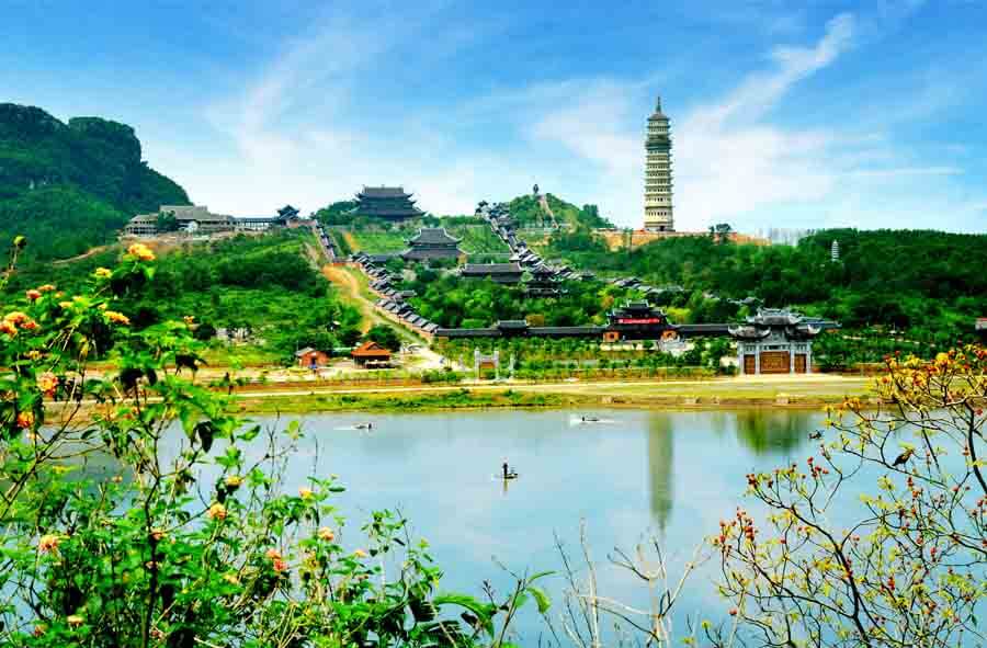 Toàn cảnh chùa Bái Đính gần khu vực du lịch Ninh Bình