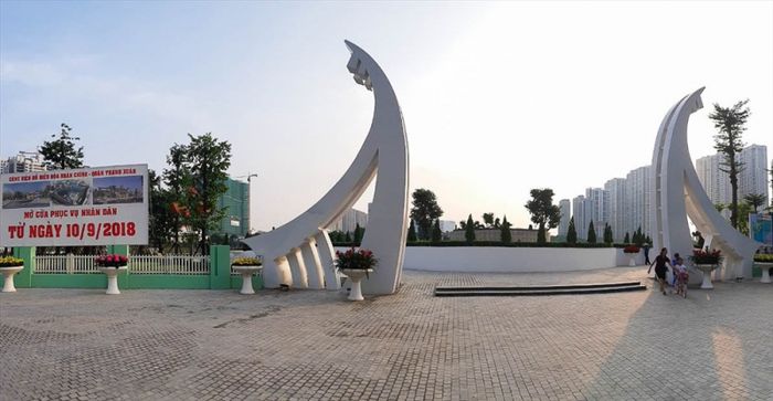 Công viên hồ điều hòa Nhân Chính thoáng rộng