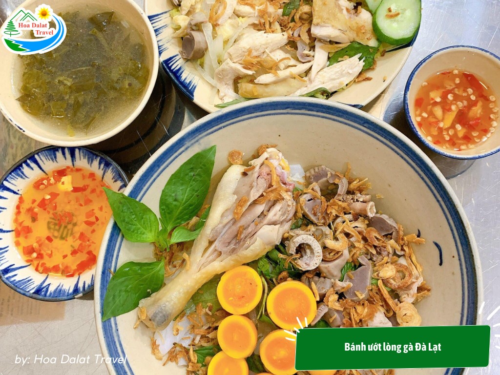 Bánh ướt với thịt gà và rau thơm tại Đà Lạt mang lại cảm giác thanh mát