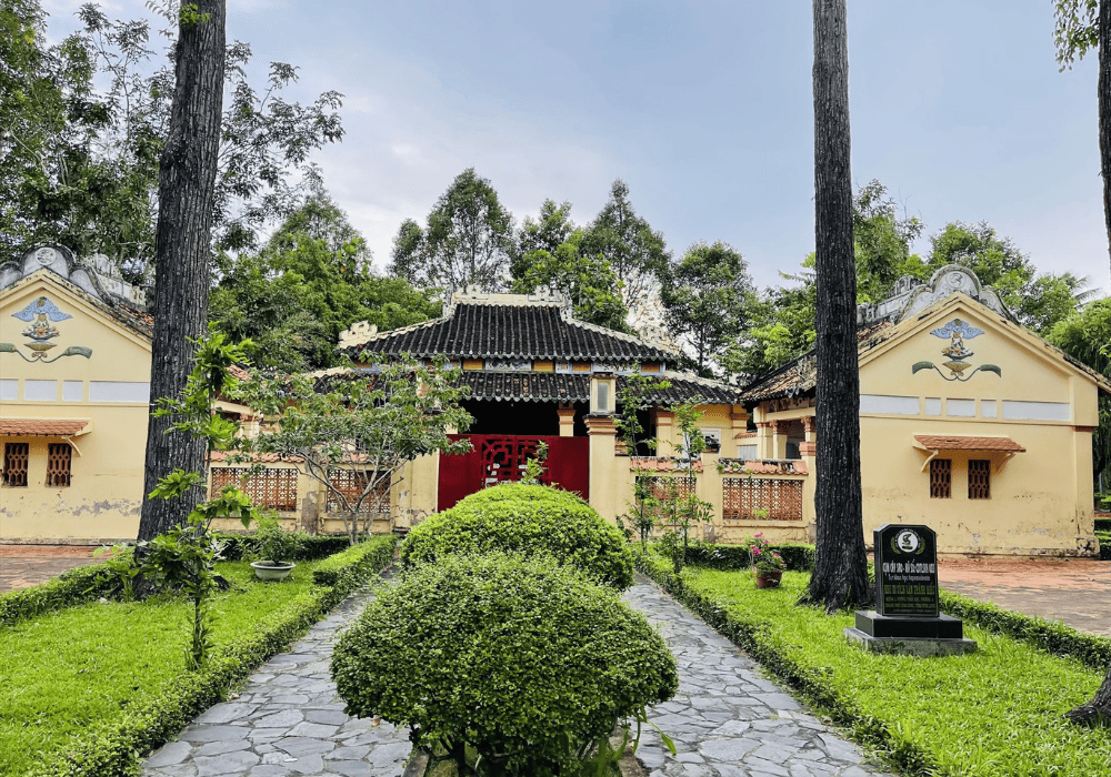 Văn Thánh Miếu là một trong số ít ngôi miếu còn thờ Đức Khổng Tử tại Miền Tây