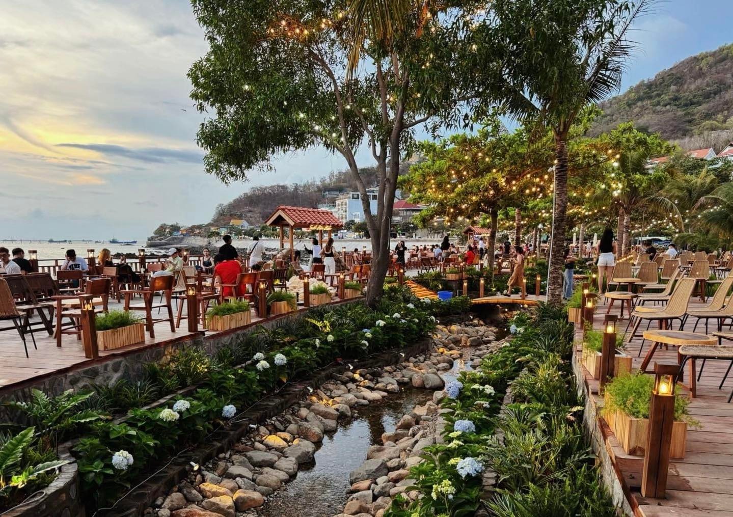 Suối Bên Biển Vũng Tàu với view biển xanh mát thoáng đãng - nguồn từ ivivu