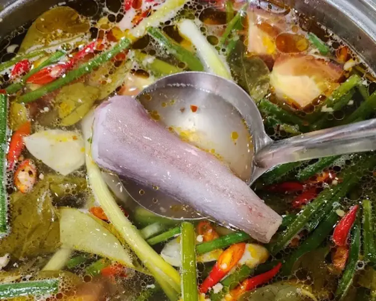 Lẩu cá khoai là món ngon Vũng Tàu có vị ngọt thanh, cá mềm tan trong miệng.