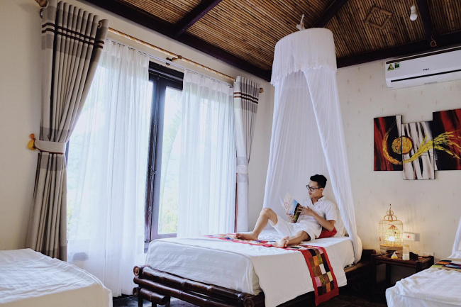 Lối vào khu nghỉ dưỡng Tam Coc Rice Fields Resort giữa thôn Ninh Hải