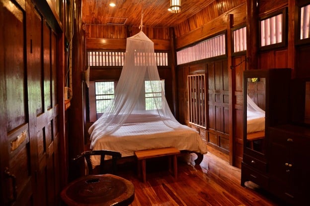 Khung cảnh yên bình ven sông của homestay gỗ truyền thống