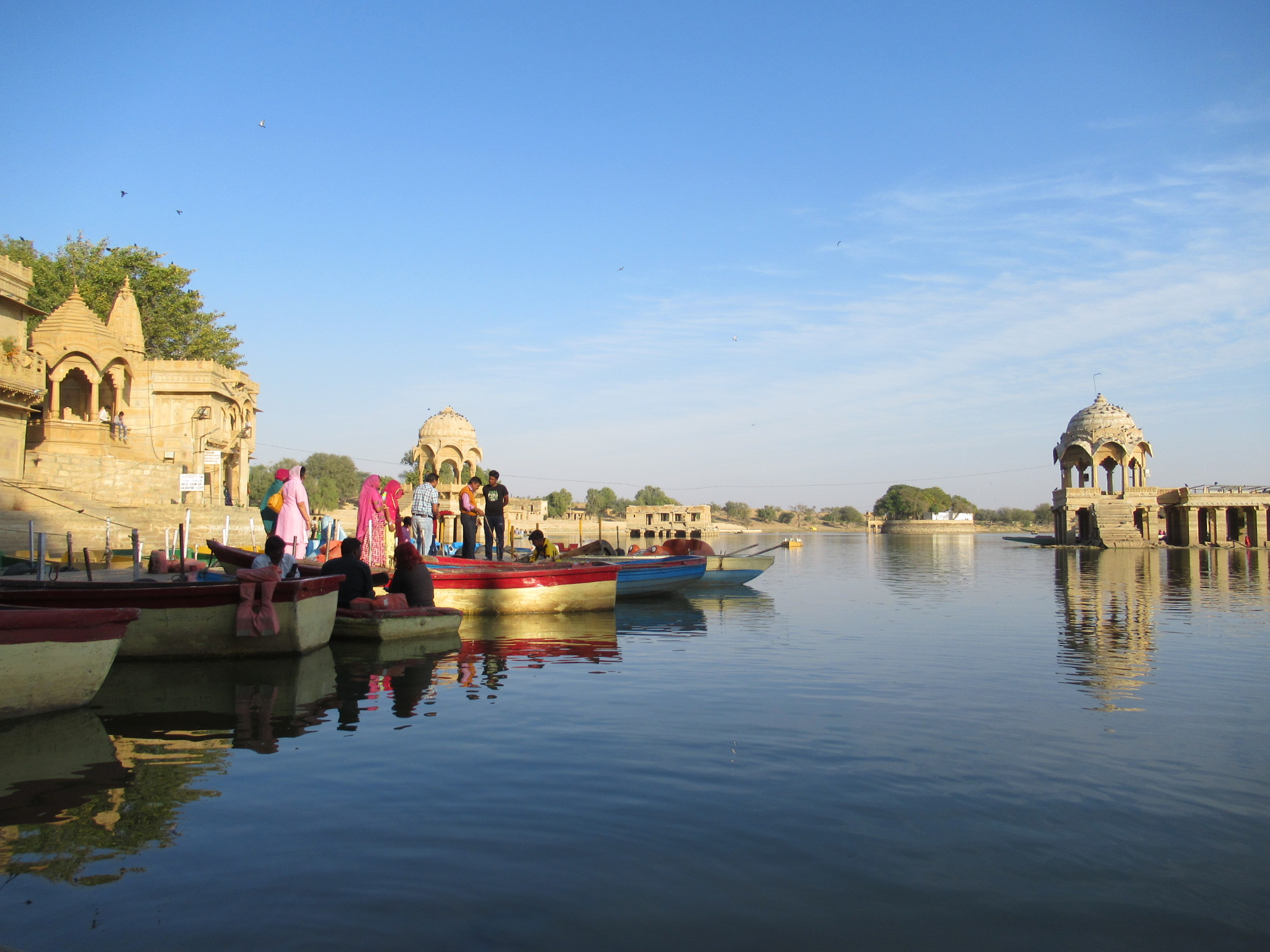 Tilon Ki Pol và góc nhìn dẫn vào hồ Gadisar, một trong những điểm chụp ảnh đẹp nhất Jaisalmer