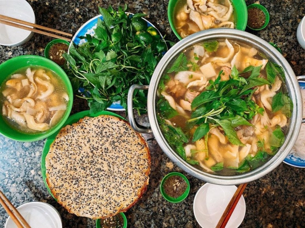 Lẩu gà lá é — món đặc sản không thể bỏ qua khi ăn tối ở Đà Lạt