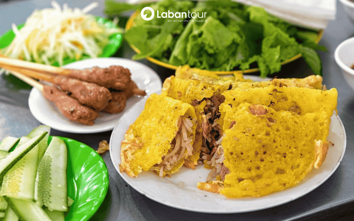 Bánh xèo và nem lụi là món nhất định phải thử