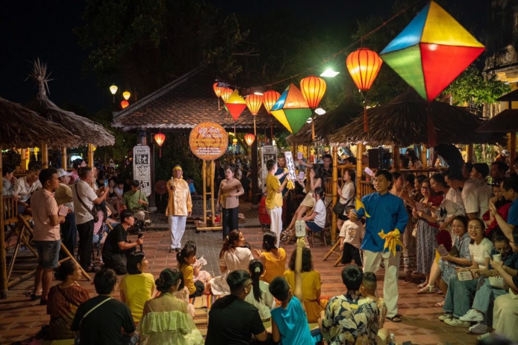 Biểu diễn bài chòi ở phố cổ