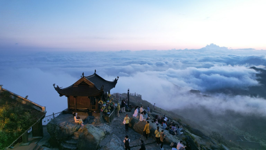 Không gian chùa trên núi