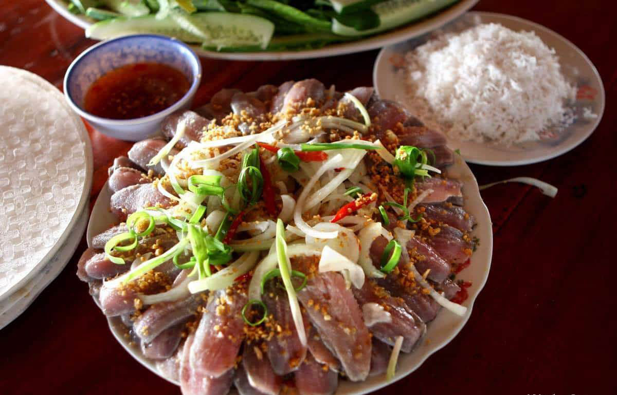 Hải sản tươi và món gỏi cá trích đặc trưng Phú Quốc