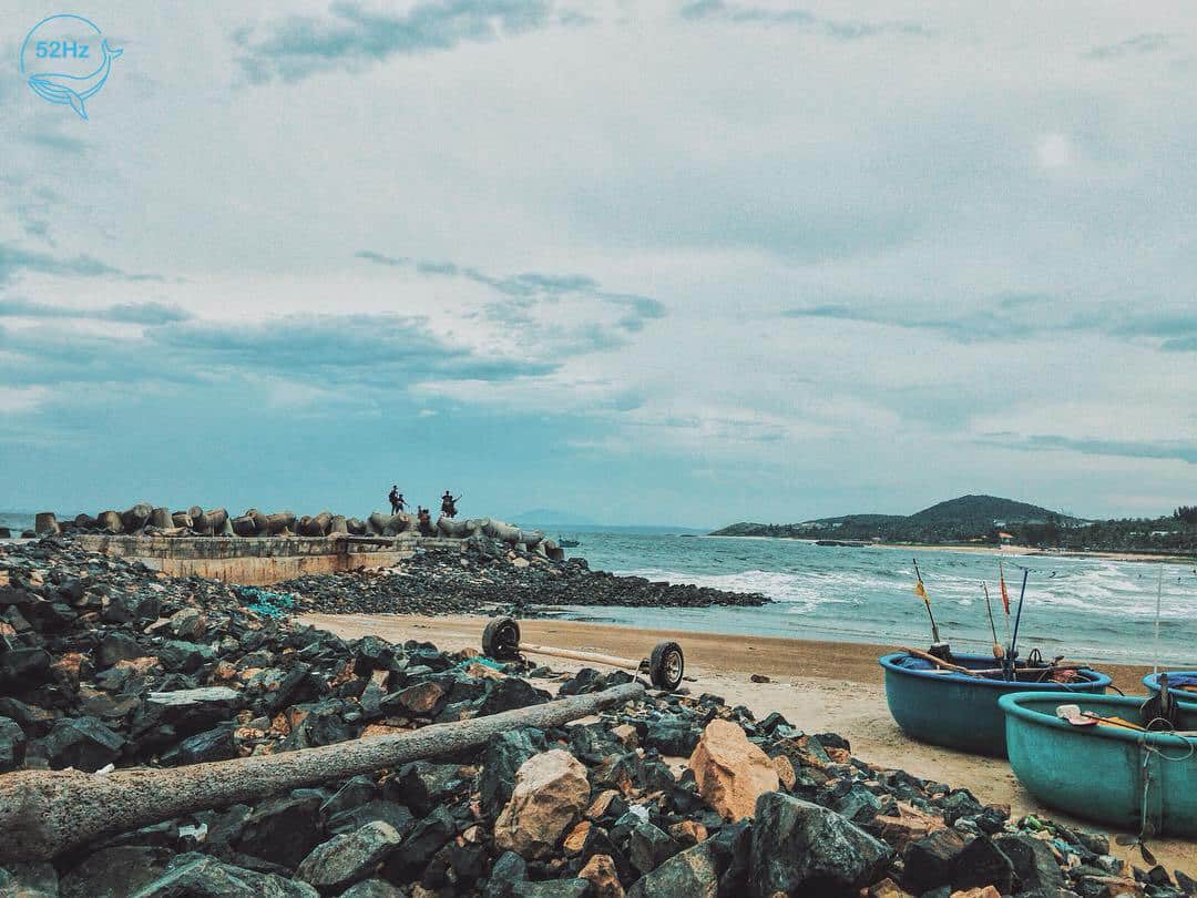 Bãi đá Ông Địa ven biển