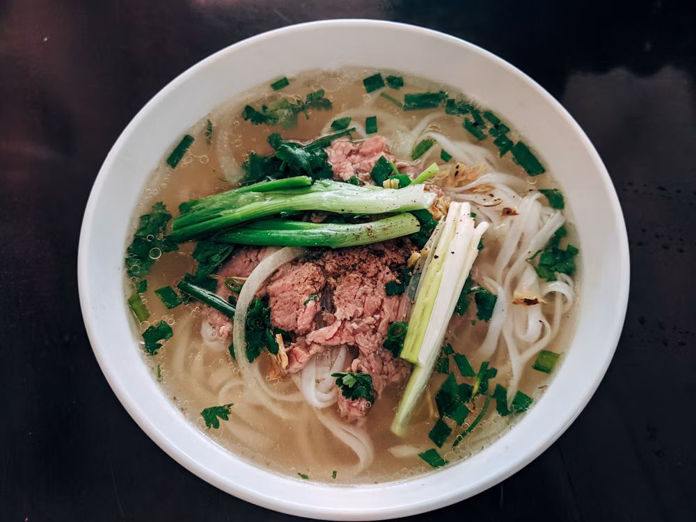 Bát phở bò truyền thống Hà Nội bốc khói nghi ngút