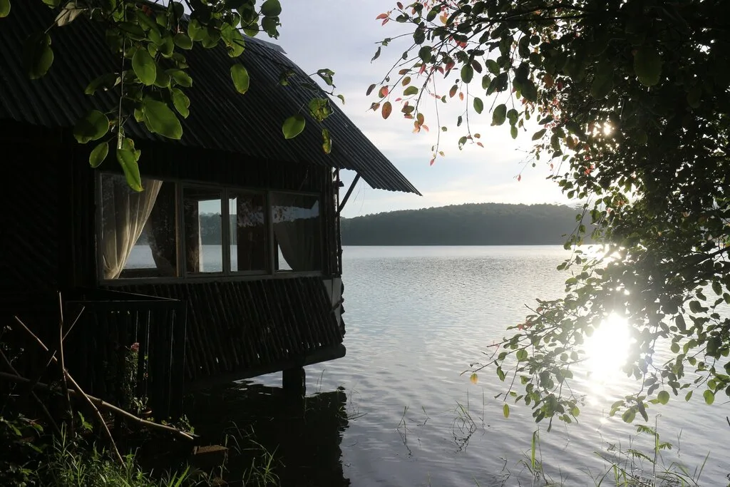 Khung cảnh hồ nước lặng tờ bên ngôi nhà gỗ nhỏ tại The Lake House Dalat