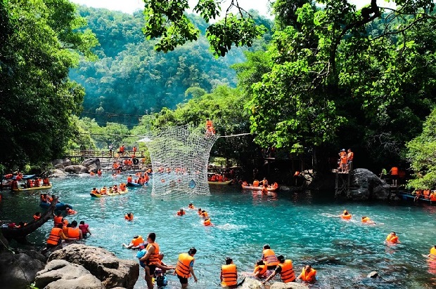 Cảnh biển và núi đặc trưng miền Trung