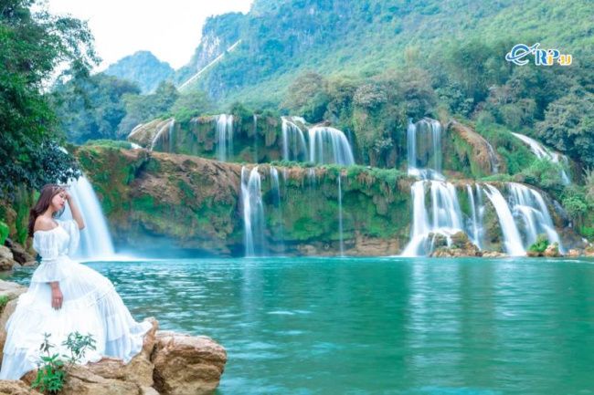 Mâm cơm ẩm thực vùng cao với các món đặc sản thịt nướng và thảo quả đậm vị