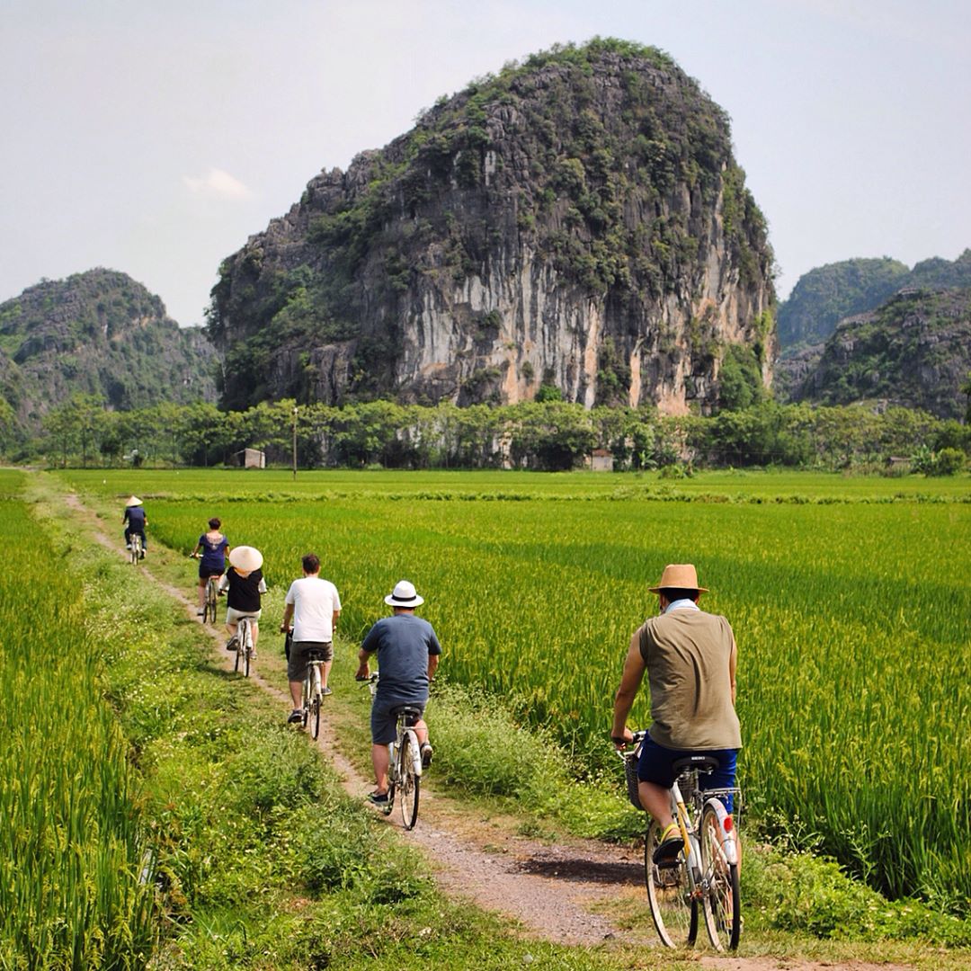 Tam Cốc với cảnh quan sông nước và núi đá vôi đặc trưng của Ninh Bình