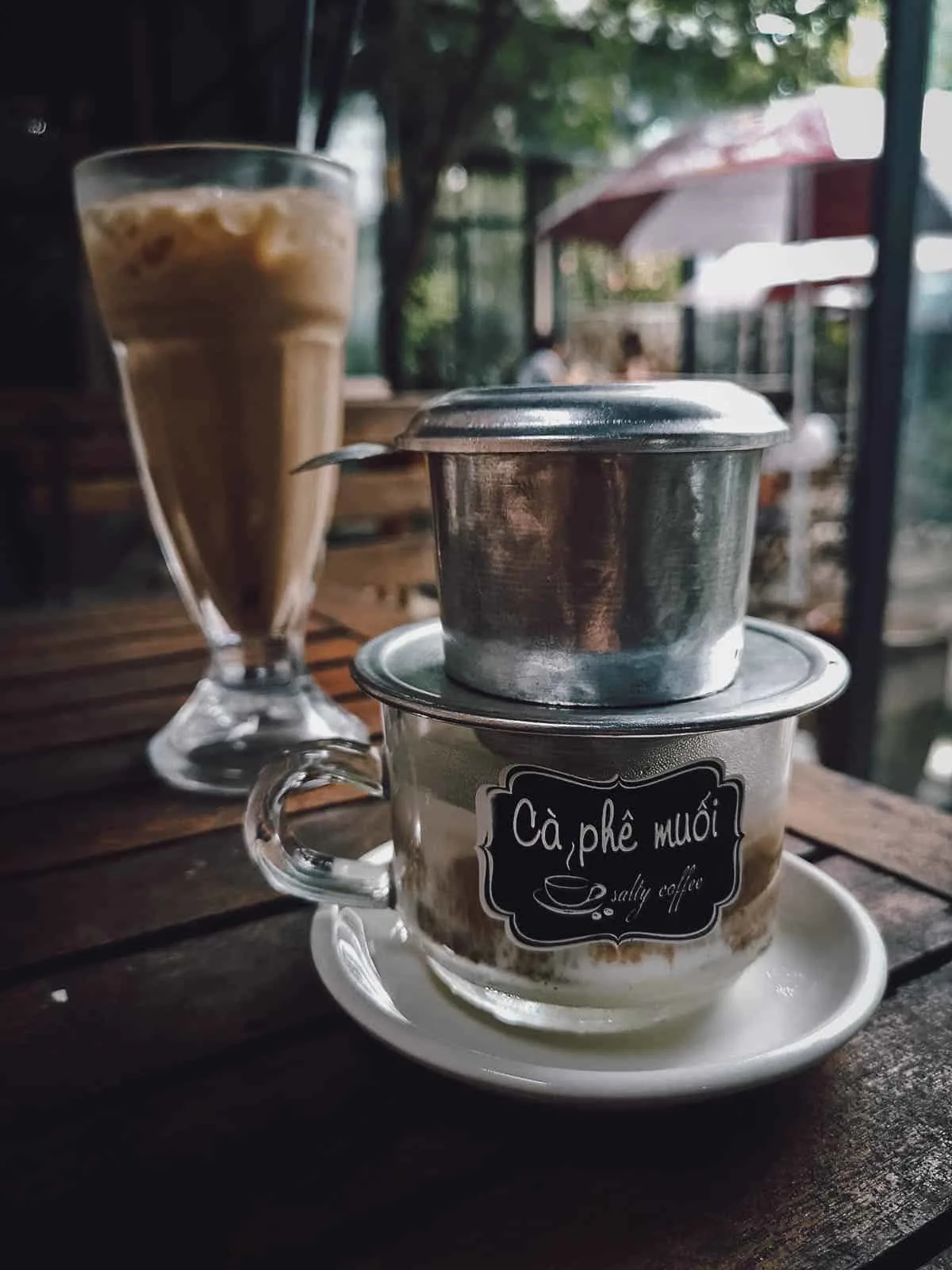 Ly cà phê muối đặc sắc với lớp kem béo mặn của xứ Huế