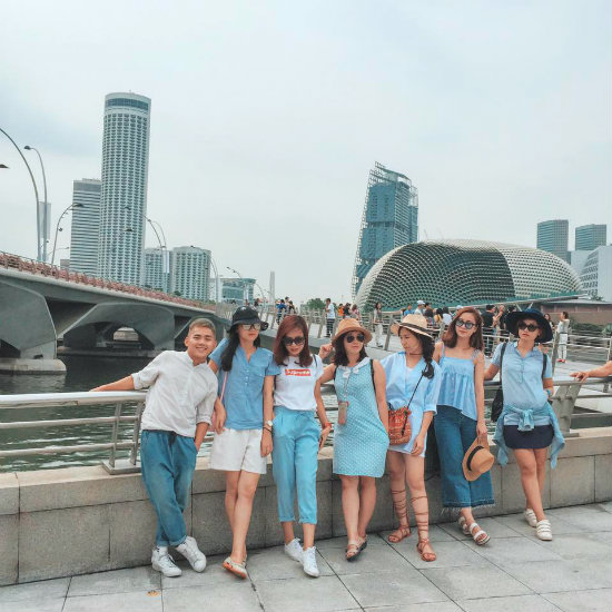 Trang phục nhóm cùng tone màu mang lại hiệu ứng thị giác hài hòa