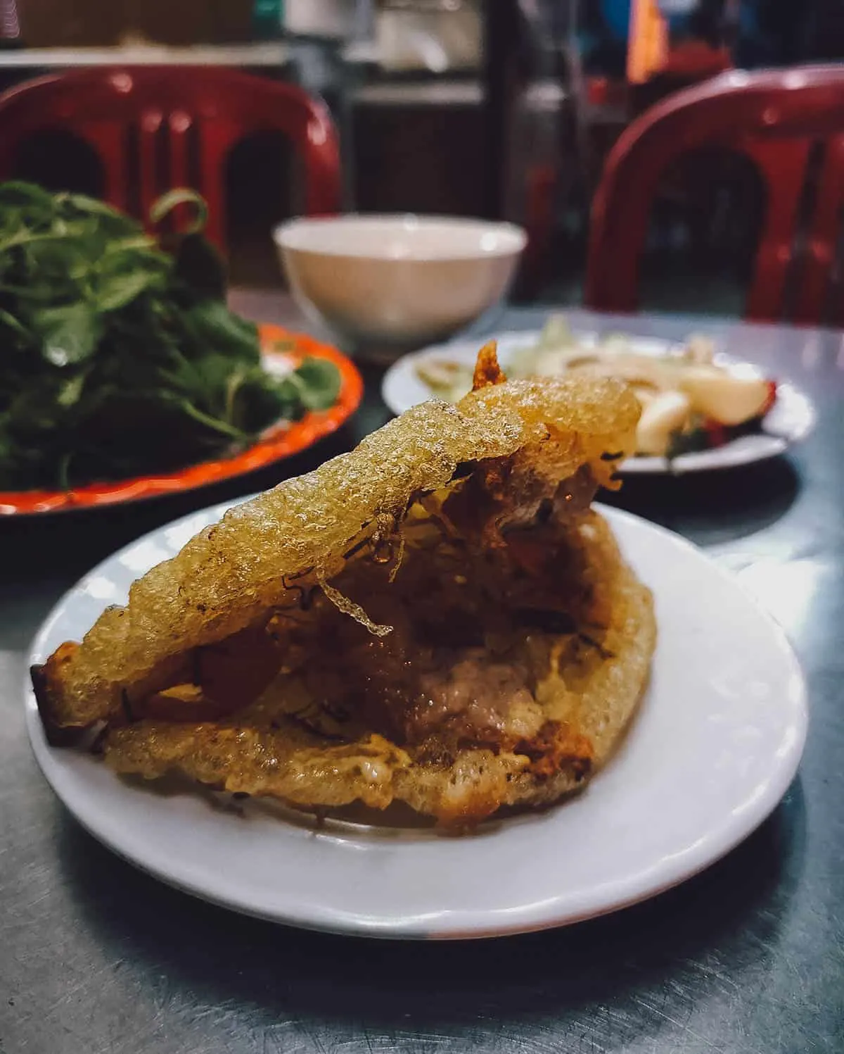 Bánh khoái Huế giòn tan ăn kèm rau sống tươi mát