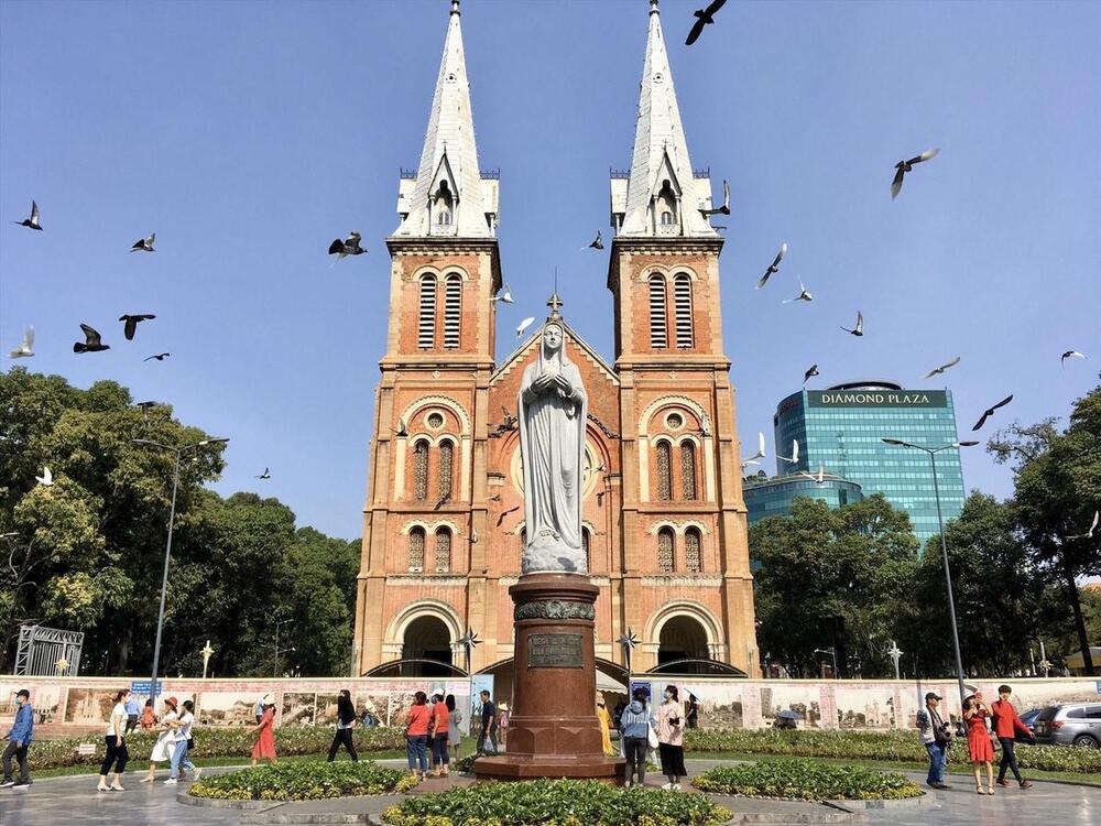 Nhà thờ Đức Bà với kiến trúc Gothic ấn tượng