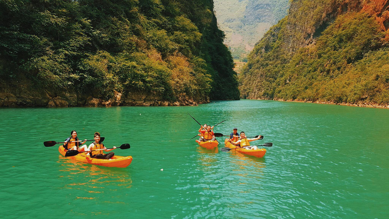 Trải nghiệm chèo kayak trên sông Nho Quế giữa khung cảnh đá núi
