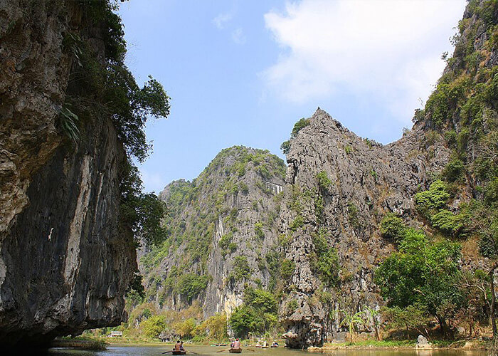 Núi đá bao quanh Hoa Lư