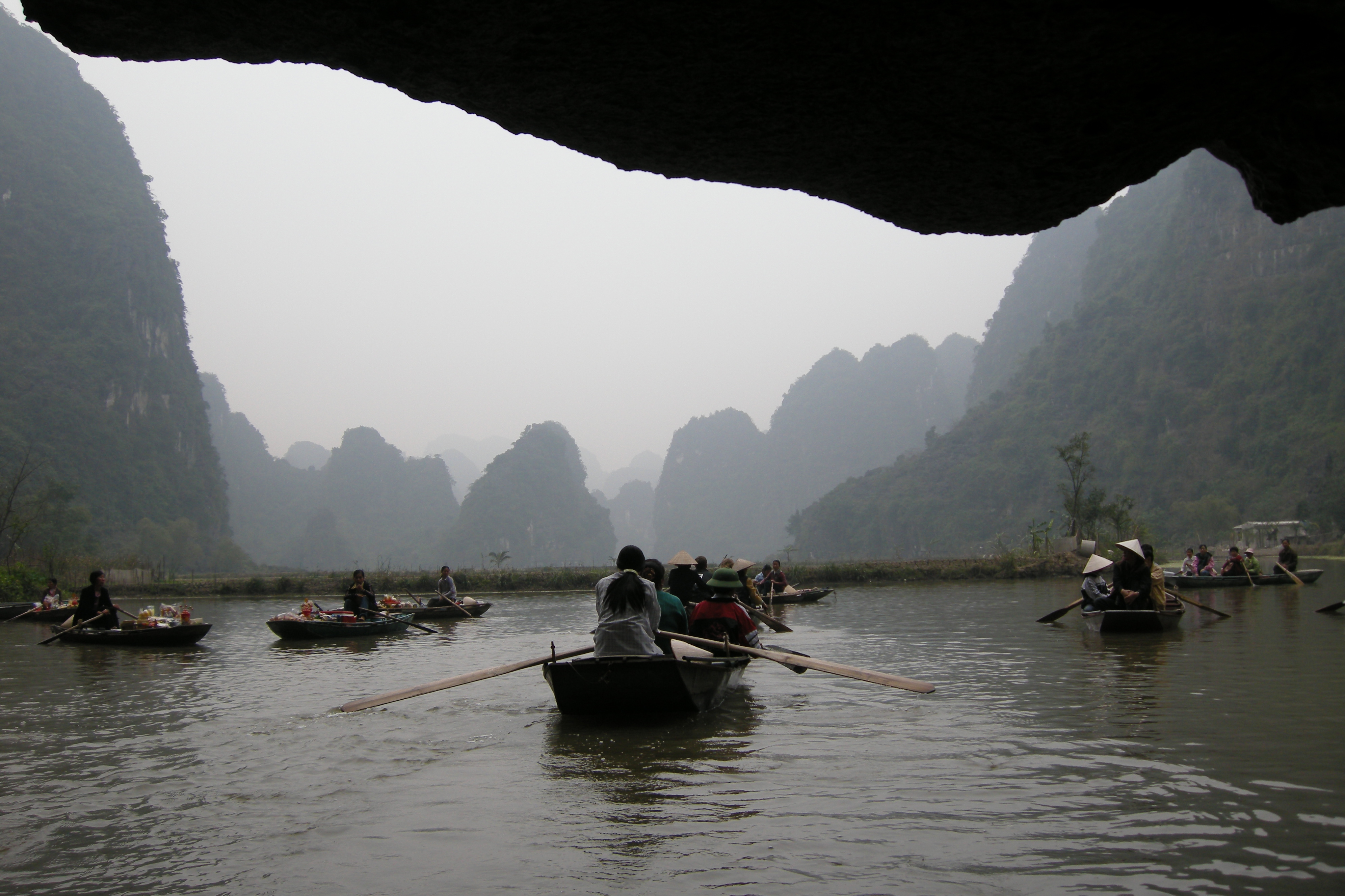 Cảnh Tràng An Ninh Bình với núi đá vôi và dòng nước uốn quanh