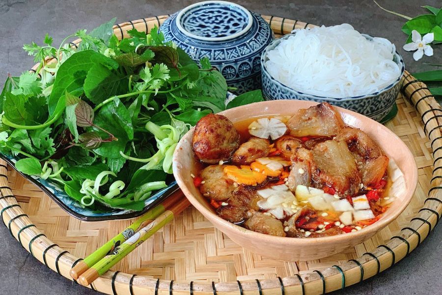 Bát nước chấm bún chả với những miếng thịt nướng than hoa