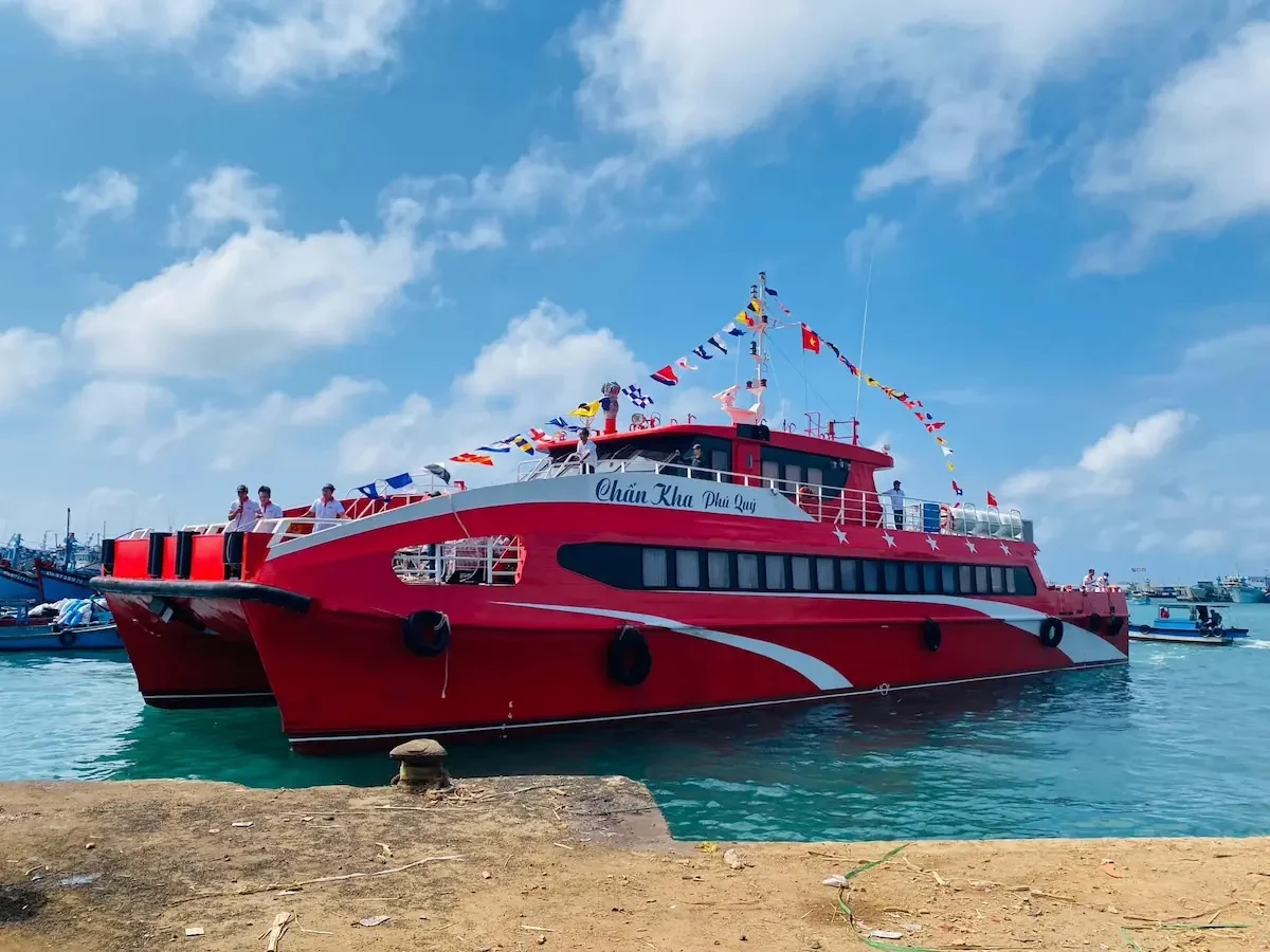 Tàu đi đảo Phú Quý