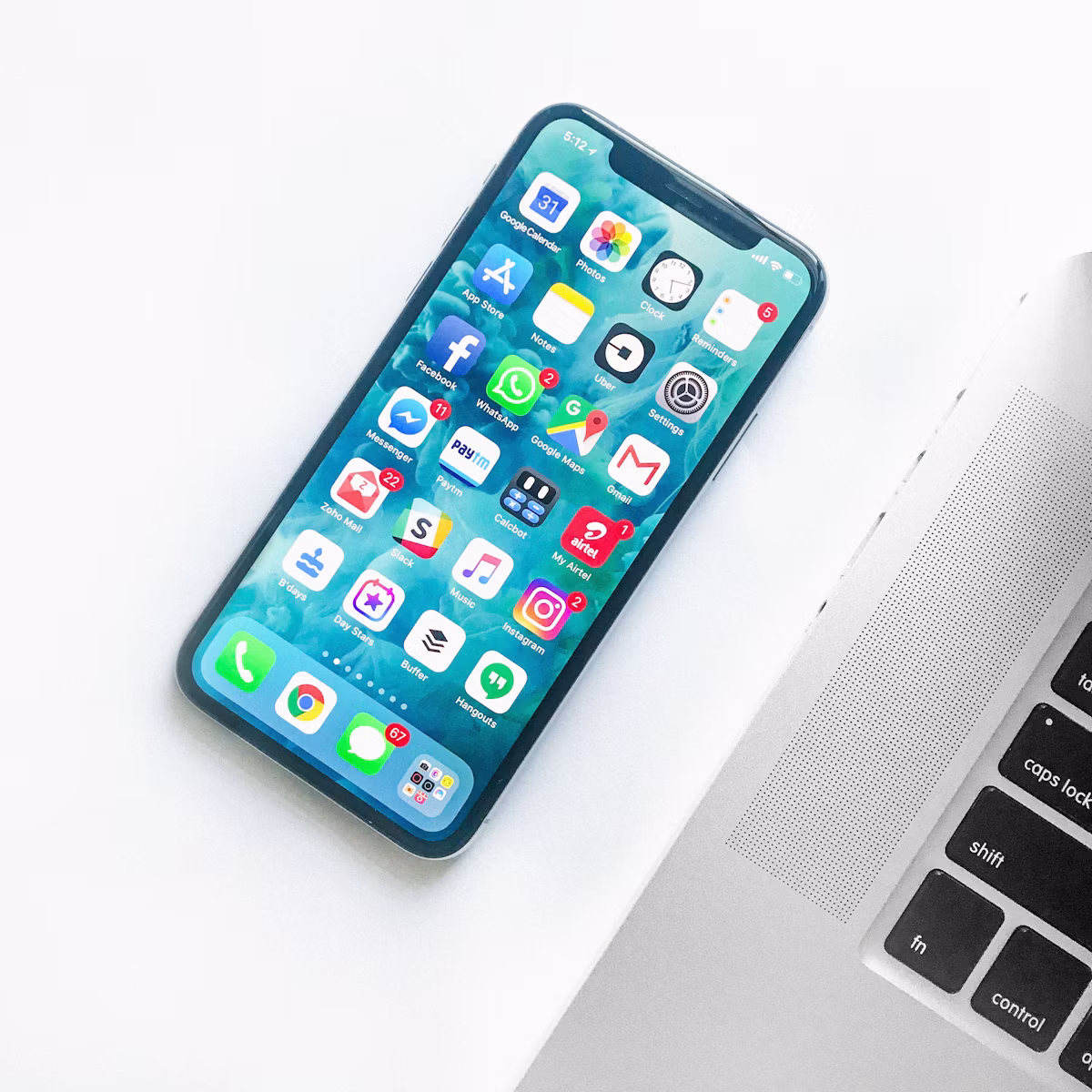 Điện thoại hiển thị nội dung meme trong chế độ xem dọc