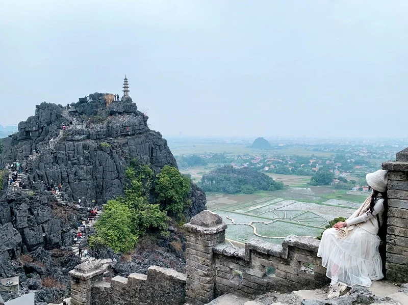 Bậc thang đá lên đỉnh Hang Múa Ninh Bình