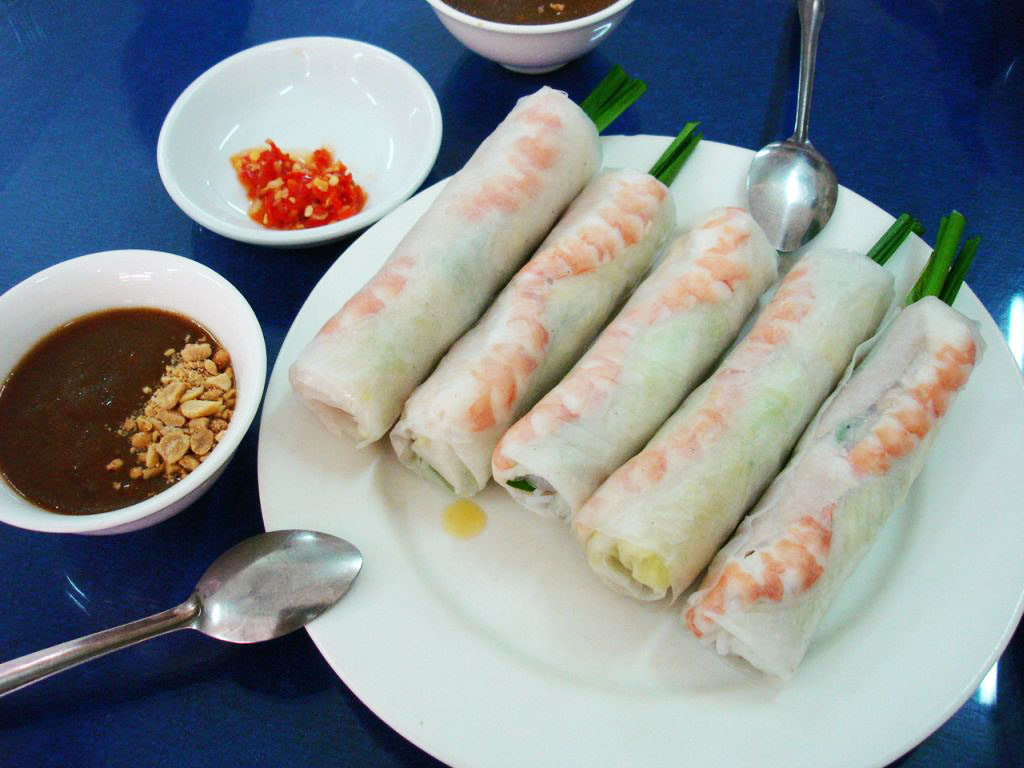 Gỏi cuốn là món ăn nhẹ thanh lịch trong ẩm thực đường phố Việt Nam