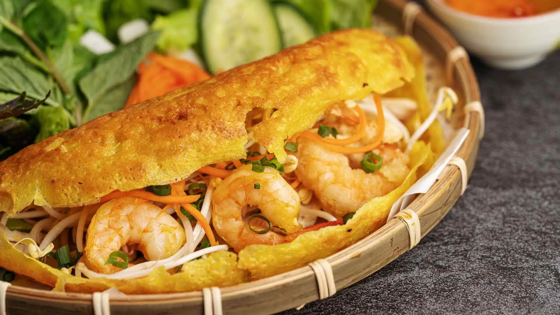 Đến miền Tây, bạn sẽ thưởng thức bánh xèo với lớp vỏ giòn, ăn kèm rau sống và nước chấm mằn mặn