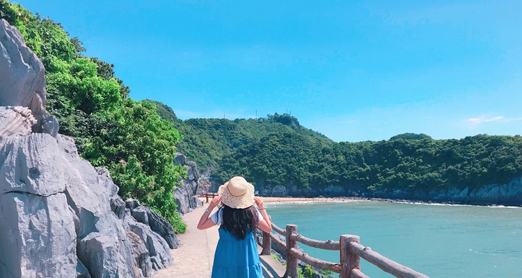 Cát Bà với biển xanh, núi đá và không gian nghỉ dưỡng tương đối yên