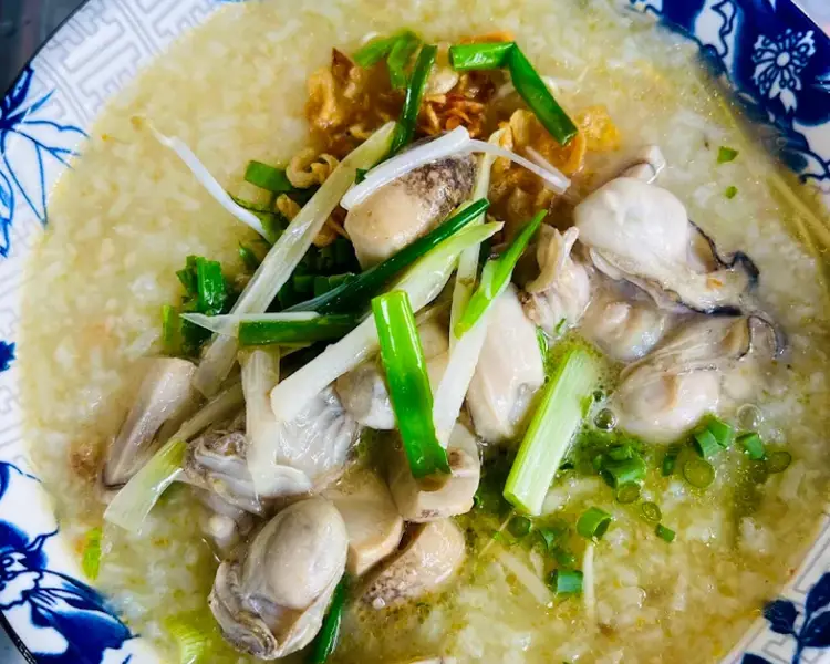 Cháo hàu là món ngon Vũng Tàu thích hợp ăn để làm ấm bụng.