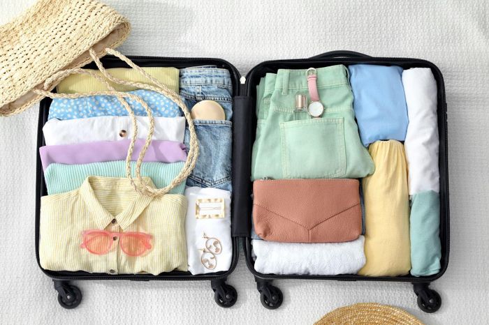 Xếp gấp quần áo đúng cách để vali gọn gàng