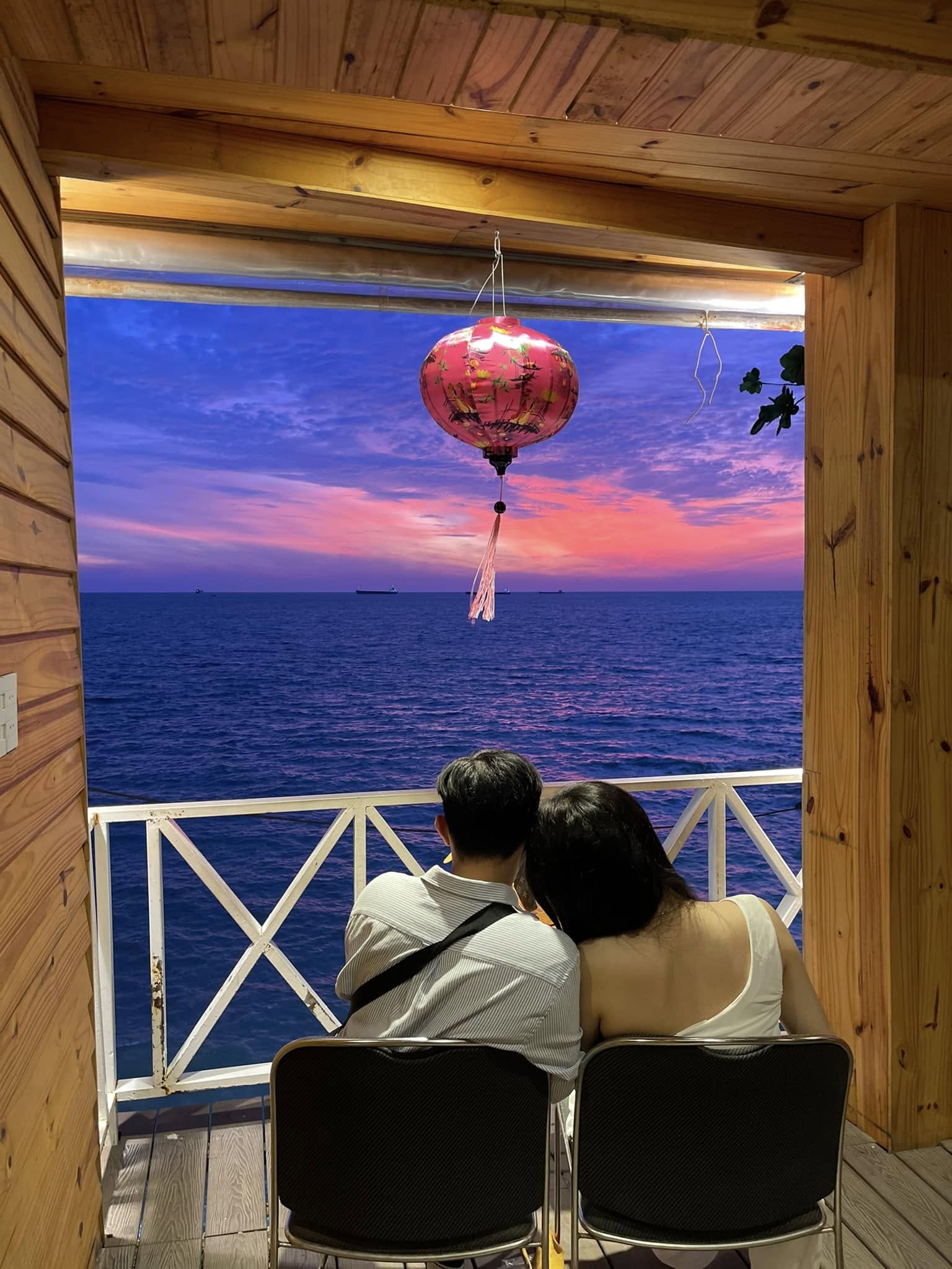 Hoàng hôn đẹp trên biển Vũng Tàu lúc mặt trời lặn - nguồn từ ivivu