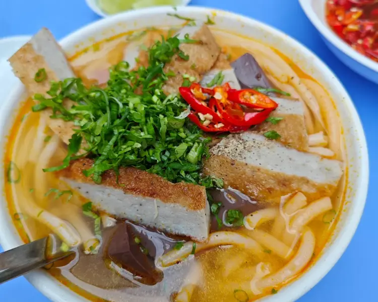 Bánh canh chả cá là món ngon Vũng Tàu nức tiếng gần xa.