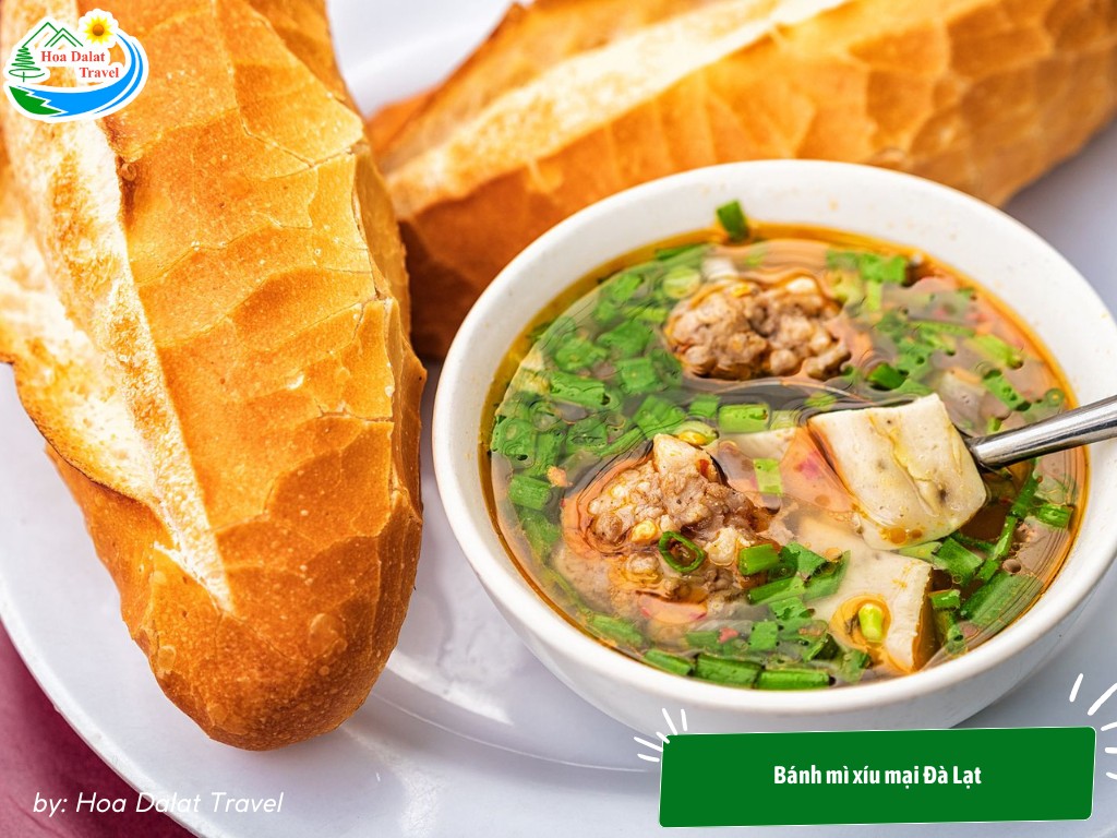 Bánh mì xíu mại Đà Lạt với nước dùng nóng hổi