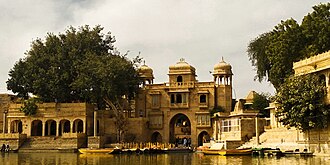 Cổng vào chính của Gadisar Lake ở Jaisalmer