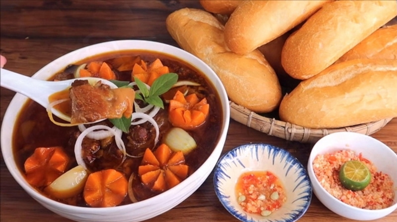 Nồi bò kho đậm đà màu điều